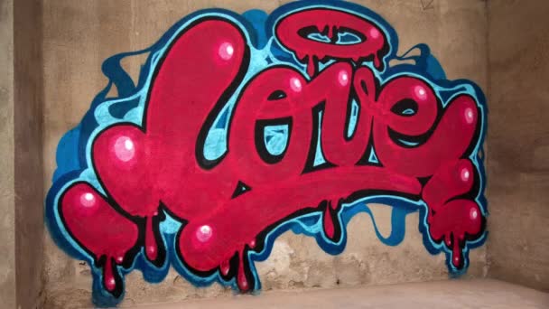 Timelapse artysta natryskiwania słowo miłość na betonowej ścianie - Materiał filmowy, wideo