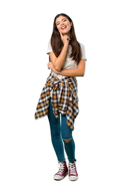 Uma foto completa de uma adolescente com camisa amarrada à cintura pensando em uma ideia enquanto olha para cima
 - Foto, Imagem