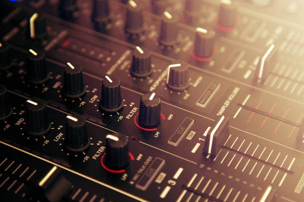 dj hand mixing auf controller - Foto, Bild