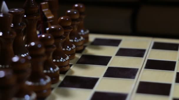チェスの駒にチェス盤クローズ アップ カメラの動きに直面します。 - 映像、動画