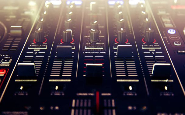 DJ Hand Mixing на контролері
 - Фото, зображення