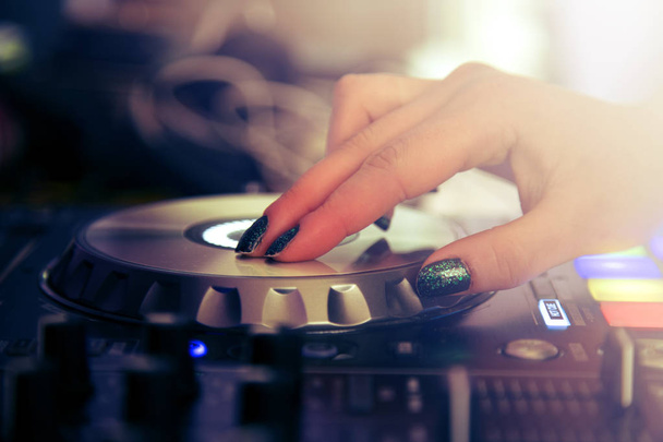 Miscelazione mano DJ sul controller
 - Foto, immagini