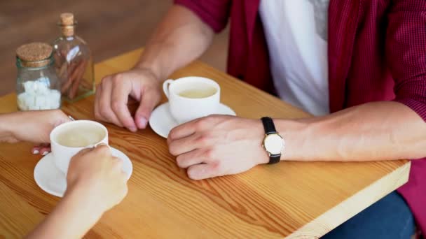 Fiatal pár ül egy kávézóban, és hogy a kávé szerelmes - Felvétel, videó