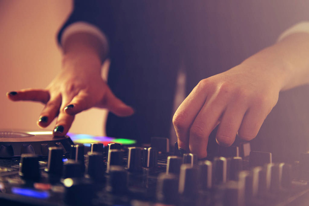 DJ Hand Mixing on Controller - Foto, Imagen