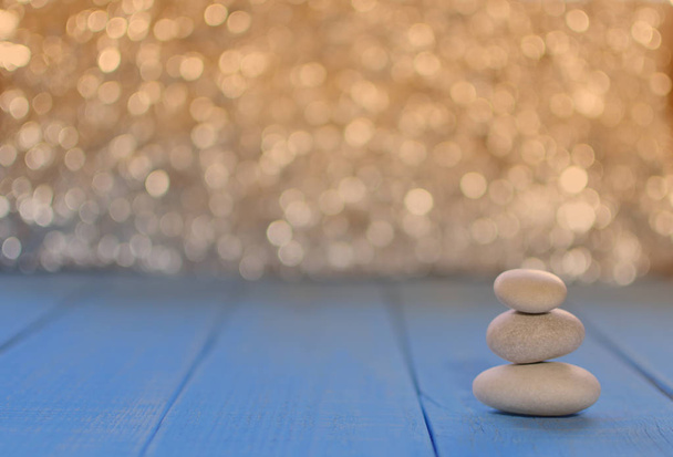 Zen-Steine / Zen-Stein auf blauen Holzbrettern und Dämmerung Bokeh abstrakten Hintergrund für perfekte Meditation. Raum für Text. - Foto, Bild