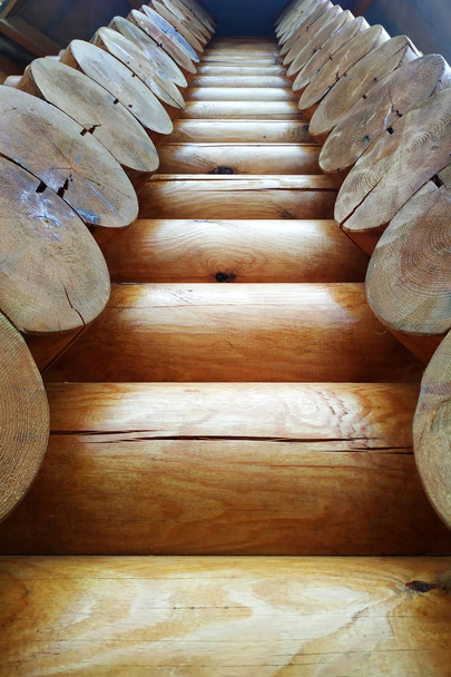Hoek van blokhut uit logboeken, textuur van de logs van het houten huis. 2019 - Foto, afbeelding
