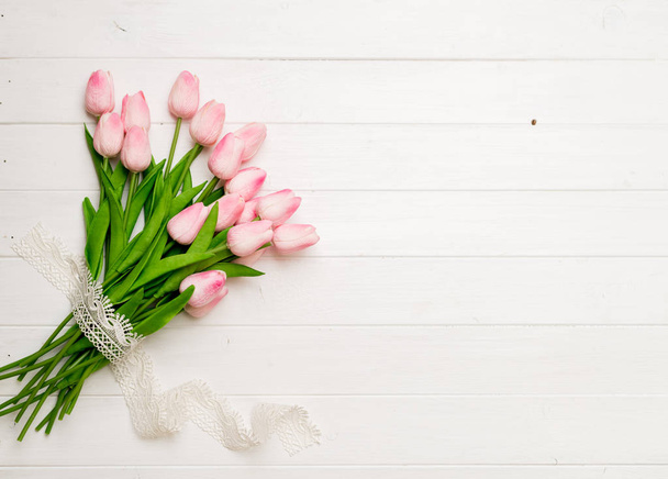 tulips on white wooden background - Foto, afbeelding
