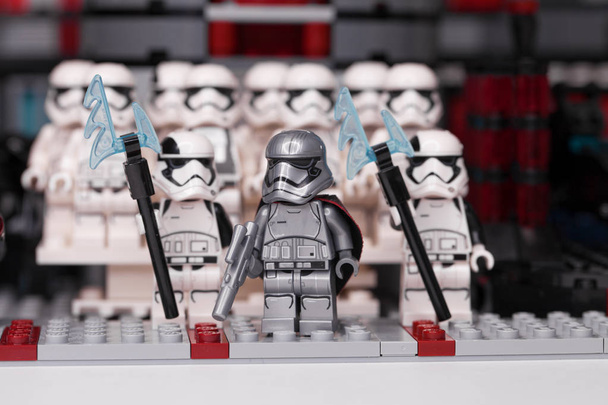 RUSSIAN, SAMARA - February 6, 2019. LEGO STAR WARS. Minifigures Star Wars Characters - Episode 8, Captain Phasma and Squad of stormtroopers - Fotoğraf, Görsel