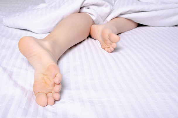Female legs beauty on white bed - Foto, Imagen