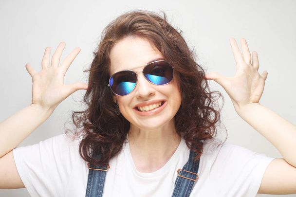 curly woman with sunglasses - Zdjęcie, obraz