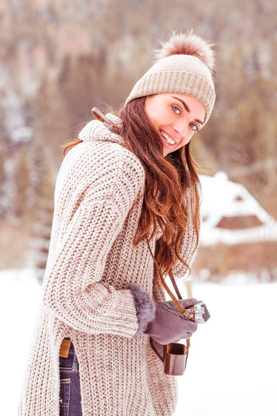 Hermosa chica tomando una foto en las montañas
.  - Foto, imagen