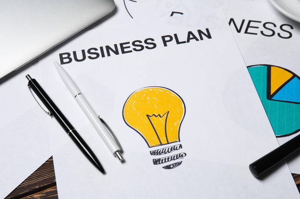 Sheet of paper with text BUSINESS PLAN on table - Foto, Imagen
