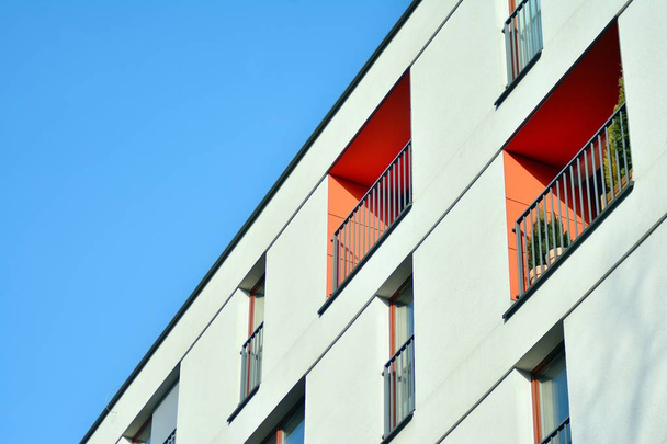 Modernos edificios de apartamentos en un día soleado con un cielo azul. Fachada de un moderno edificio de apartamentos - Foto, Imagen