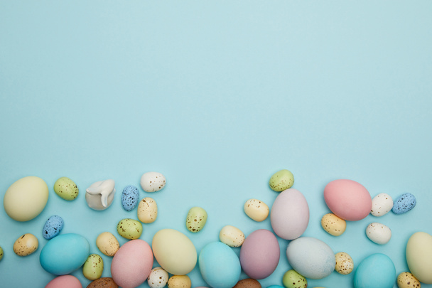Felülnézet toy nyuszi, húsvéti csirke és fürj tojás másol hely  - Fotó, kép