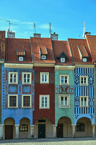 facciate di case storiche sulla Piazza del Mercato Vecchio a Poznan
 - Foto, immagini