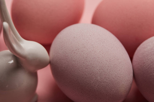 Selektivní fokus malovaná velikonoční vajíčka a hračka králík  - Fotografie, Obrázek