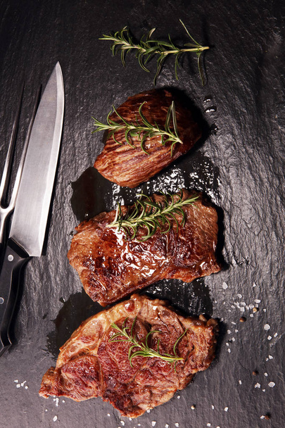 焼きリブアイ ステーキ。ブラックアンガス特選肉ステーキ マチェーテ、サーロイン、ロース、フィレ肉のテンダーロイン - 写真・画像