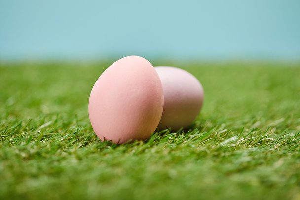 selective focus of easter painted eggs on grass  - Fotoğraf, Görsel