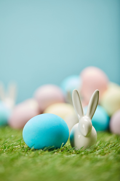 enfoque selectivo de huevos de Pascua pintados y conejo de juguete en la hierba con espacio de copia
  - Foto, Imagen