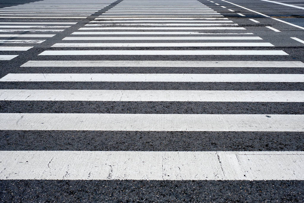 Crosswalk zebrapad in de straat - Foto, afbeelding