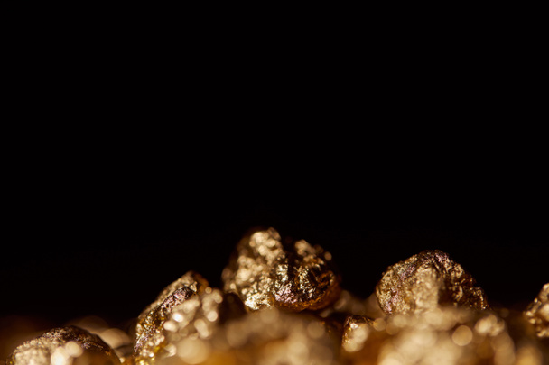 selective focus of gold stones isolated on black - Φωτογραφία, εικόνα
