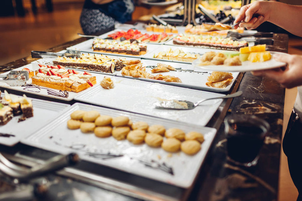 Sortiment čerstvých dezertů, které jsou zobrazeny v hotelu formou bufetu. Různé dorty v jídelně připravena k večeři. Lara - Fotografie, Obrázek