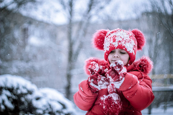 Girl on the street in winter - Valokuva, kuva