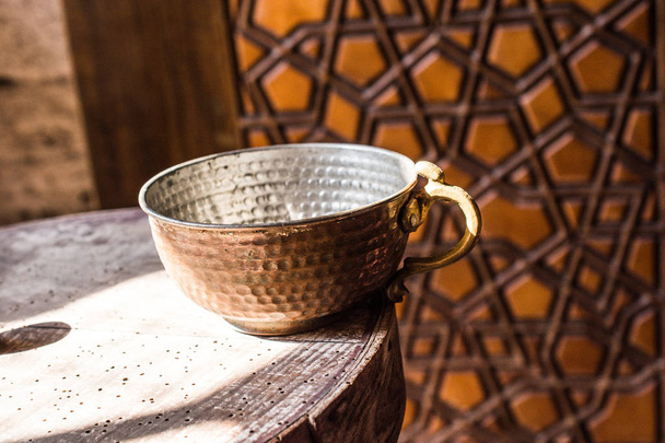 Традиционная металлическая чаша в турецком стиле - Фото, изображение