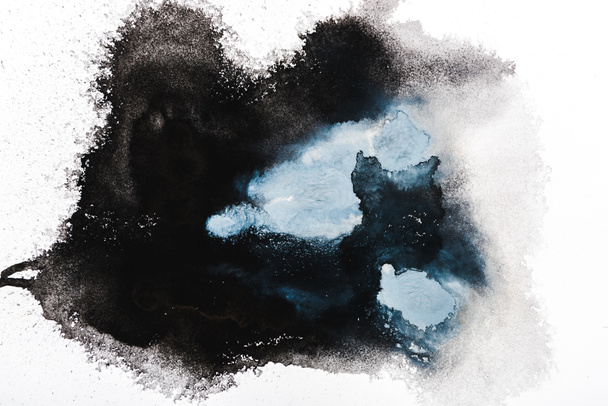 vista superior de derrames de acuarela en negro y azul sobre papel blanco
  - Foto, Imagen