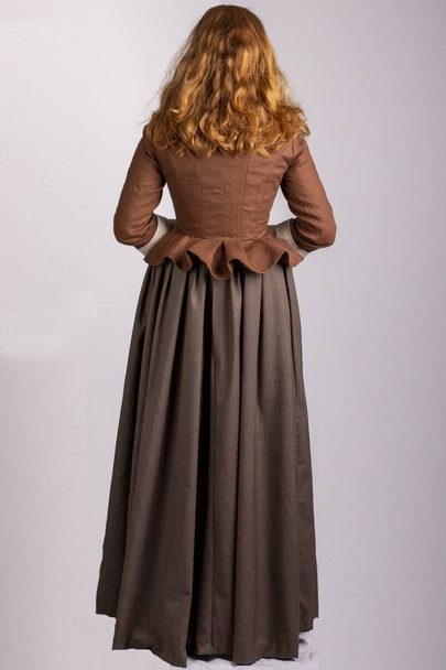 Mujer del siglo XVIII en conjunto marrón
 - Foto, Imagen