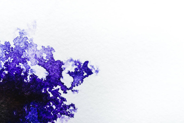 top view of purple watercolor spill on white paper - Foto, Bild