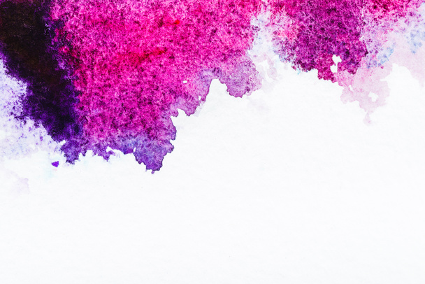 Draufsicht auf rosa Aquarell auf weißem Papier - Foto, Bild