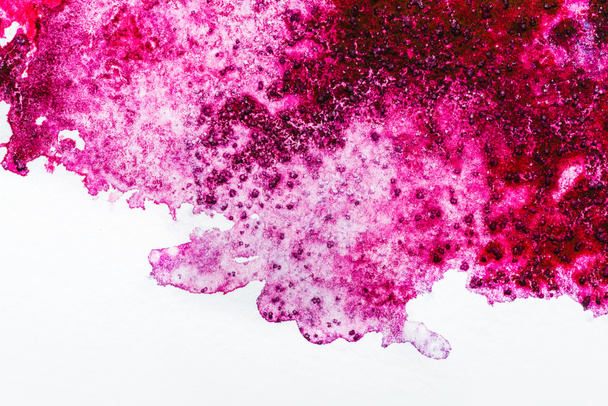 Draufsicht auf rosa Aquarell verschüttet auf weißem Hintergrund  - Foto, Bild