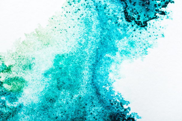 Vue de dessus du déversement d'aquarelle turquoise sur papier blanc
 - Photo, image