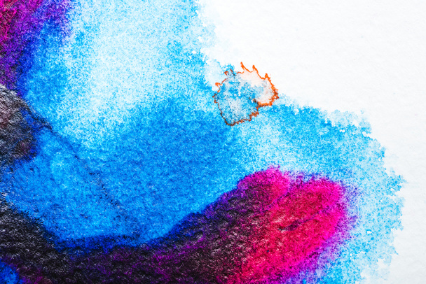 mavi ve pembe sulu boya dökülmeleri üstten görünüm beyaz kağıt üzerinde - Fotoğraf, Görsel