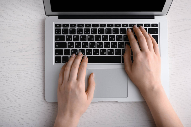Ręce kobiety pracy na laptopie przy stole - Zdjęcie, obraz