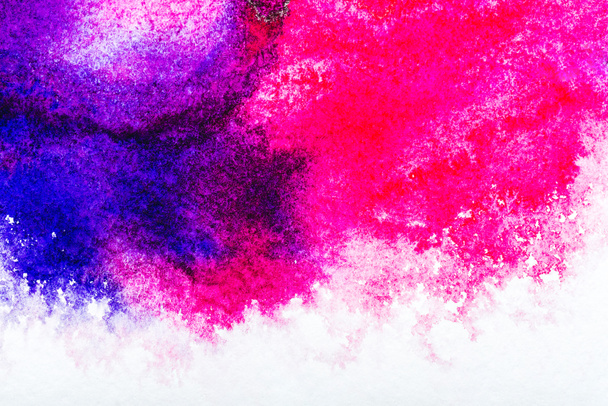 bovenaanzicht van roze, paarse en blauwe waterverf morsen op witte achtergrond  - Foto, afbeelding