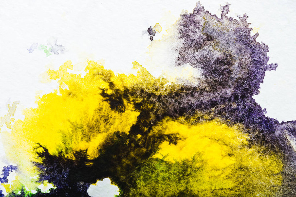fehér alapon fekete és sárga akvarell kiömlött felülnézete  - Fotó, kép