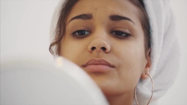 Beauty, skin care and peoples concept - Smiling young woman. - Filmagem, Vídeo