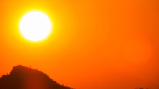 Pôr do sol um lindo céu laranja nuvens douradas criando um cenário bonito e misteiroso no nordestino do Brasil no bioma serrilhado
 - Foto, Imagem