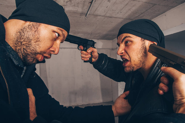 Assaulters ondervindt een groot gevecht met een puntige pistool - Foto, afbeelding