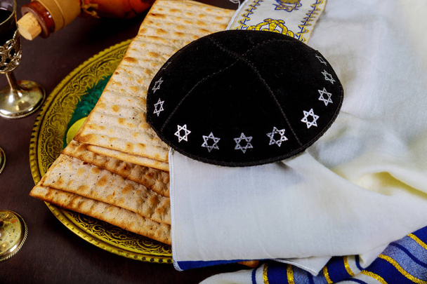 Židovského svátku Pesach matzoh chléb dřevěný stůl pozadí. - Fotografie, Obrázek