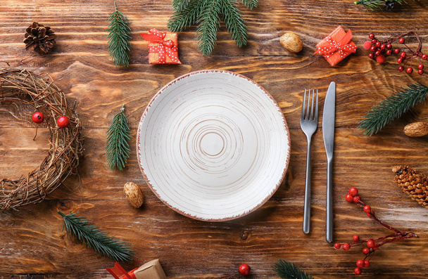 Όμορφη ρύθμιση χριστουγεννιάτικο τραπέζι σε ξύλινο φόντο - Φωτογραφία, εικόνα