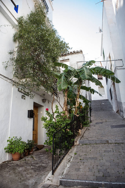 rua e casas da cidade velha na província de almunecar de Granada na espanha
 - Foto, Imagem