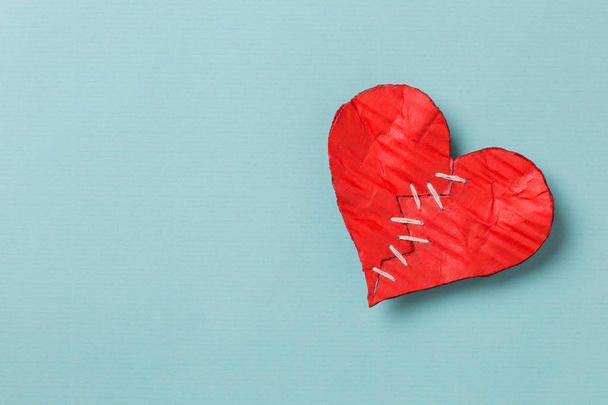 Día de San Valentín. Corazón cosido con espacio de copia sobre fondo cian
 - Foto, Imagen