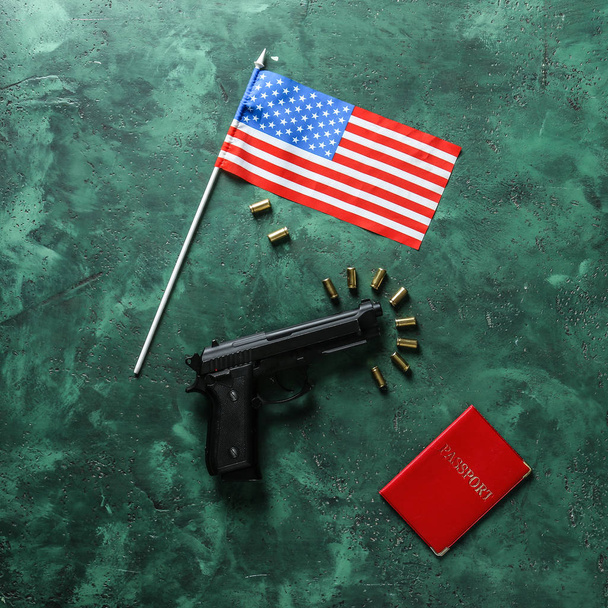 Σημαία των ΗΠΑ, πιστόλι, σφαίρες και διαβατήριο σε χρώμα φόντου - Φωτογραφία, εικόνα