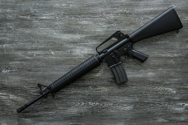 Штурмовая винтовка на деревянном фоне
 - Фото, изображение