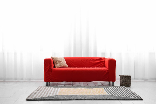 Άνετο καναπέ στο μοντέρνο δωμάτιο - Φωτογραφία, εικόνα