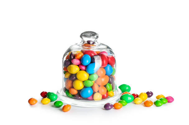Conteneur en verre avec bonbons sucrés sur fond blanc
 - Photo, image