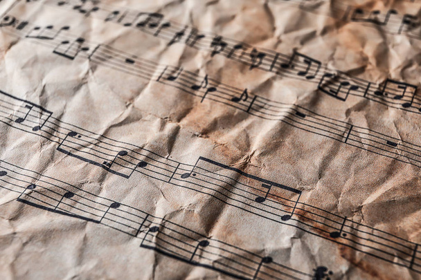 Starý pomačkaný hudební list, closeup - Fotografie, Obrázek